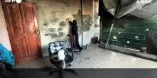 A Gaza l'impegno di una pittrice per mantenere la sua arte senza piu' mezzi