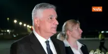 Meloni arriva in Armenia per vertice Comunit&agrave; Politica Europea, l&rsquo;accoglienza con un mazzo di fiori