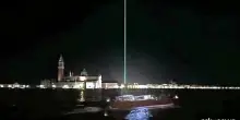 Il raggio verde nella notte di Venezia, Chris Levine per la pace