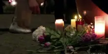 Auto sulla folla a Lipsia, fiori e candele per le vittime