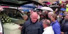 Funerali Zanardi, l'omaggio al campione all'esterno della chiesa