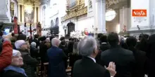 Il funerale di Alex Zanardi a Padova, applausi e commozione