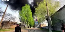 Raid su Zaporizhzhia, tra macerie e dense nubi di fumo