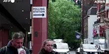 Aperti i seggi per le elezioni locali nel Regno Unito: la visita di Keir Starmer