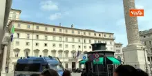La bandiera libica viene sistemata sul balcone di Palazzo Chigi per la visita del premier Dbeibeh