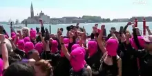Corteo di 200 Pussy Riot davanti alla Biennale di Venezia
