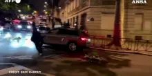 Disordini a Parigi dopo Bayern-Psg, assaltata auto della polizia