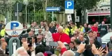 Il Papa a Pompei, campane a festa. Il giro in golfcar tra la folla