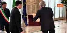 Tajani mostra al segretario di Stato Marco Rubio il libro della Storia di Roma