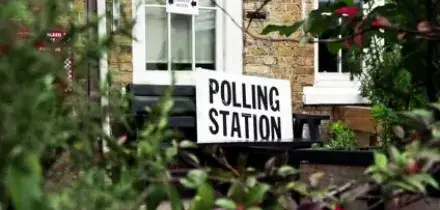 Regno Unito, il voto locale punisce Starmer e premia Farage