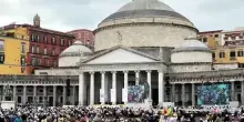 Napoli, in piazza Plebiscito Morricone e Carosone aspettando il Papa