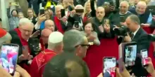 Napoli, il Papa mostra e bacia l'ampolla con il sangue di San Gennaro