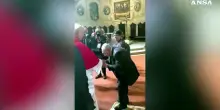 Napoli, la mamma di Domenico saluta il Papa in Cattedrale