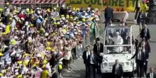 Il Papa in papamobile tra migliaia di fedeli a piazza del Plebiscito
