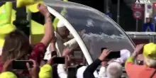 Napoli, l'entusiasmo dei fedeli all'arrivo di papa Leone in piazza Plebiscito