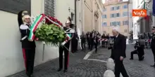 Mattarella depone una corona alla lapide di Aldo Moro in via Caetani per 40 anni dall'uccisione