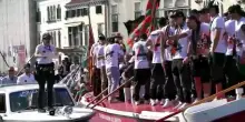 Calcio, il Venezia festeggia la A con un corteo nel Canal Grande