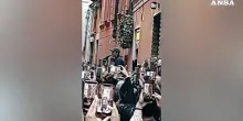 Roma, Fulminacci canta 'Stupida fortuna' per strada a Trastevere