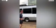 Emmanuel Macron fa jogging per le strade di Nairobi