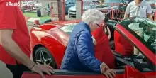 Un giro in Ferrari per i 100 anni di Fiammetta: video