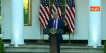Trump in allerta per un rumore durante il suo discorso alla Casa Bianca: Pensavo fosse un drone