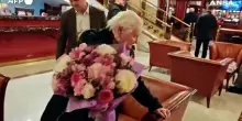 Mosca, Putin incontra la sua insegnante d'infanzia: porta in dono un mazzo di fiori