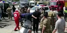 Libano, auto in fiamme dopo i raid israeliani
