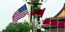 Bandiera Usa sventola in piazza Tiananmen per accogliere Trump