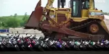 New York, demoliti 200 ciclomotori e scooter illegali