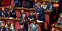 Standing ovation a Meloni, protesta delle opposizioni, La Russa: Ci lamentiamo anche degli applausi?