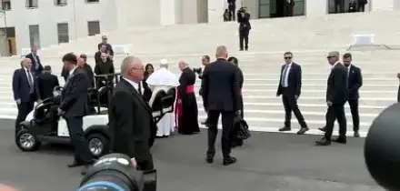 Leone arriva alla Sapienza, tanti giovani ad attenderlo: Viva il Papa