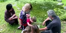 Kate tra i bambini a scuola: qui la natura &egrave; la terza insegnante