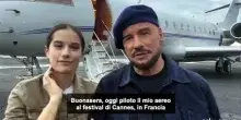 John Travolta arriva al Festival di Cannes pilotando il suo aereo