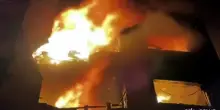Gaza, soccorritori tra le fiamme dopo raid israeliani