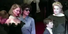 Cannes, Catherine Deneuve sul red carpet per "Gentle Monster"