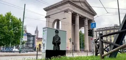 Milano,  compare un murale che raffigura Hitler con la kefiah