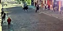 L'auto punta i pedoni e li travolge: il video dalle telecamere