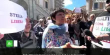 Presidio in piazza del Campidoglio per la "bimba prelevata e portata dal padre'