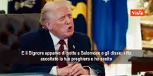 Trump legge un passo della Bibbia nello Studio Ovale
