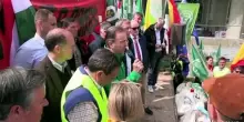 Strasburgo, trattori al Parlamento Ue: la protesta degli agricoltori