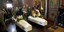 Funerali di due sorelle adolescenti morte in attacco russo a Kiev