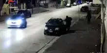 Rapinano un commerciante, un arresto in flagranza: il video