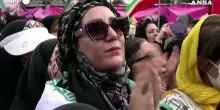 Matrimonio di massa a Teheran, le coppie arrivano su jeep militari