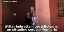 Writer imbratta muro a Bologna, un cittadino cerca di fermarlo: video