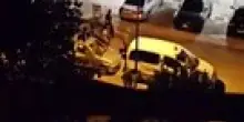 Guerriglia in strada a Rimini, ultras armati di spranghe e bastoni: il video