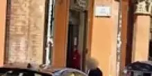 Sradica un cartello in centro a Bologna: il video