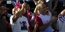 Cuba, in migliaia manifestano davanti all'ambasciata Usa all'Avana
