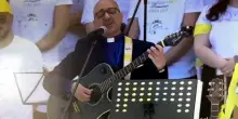 Papa ad Acerra, il prete cantante: "A Leone canto il grido della terra"