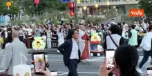 Monaci robot sfilano per le strade di Seul alla Parata delle Lanterne