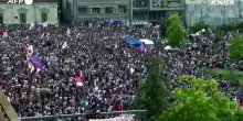In migliaia manifestano a Belgrado, chiedono elezioni anticipate